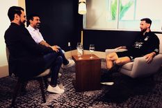 Lavezzi - Messi El Pocho y Leo compartieron un divertido momento en una entrevista para Conmebol. Lavezzi - Messi El Pocho y Leo compartieron un divertido momento en una entrevista para Conmebol.