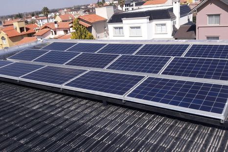 El Gobierno de Mendoza lanzó subsidios para instalar paneles solares. El Gobierno de Mendoza lanzó subsidios para instalar paneles solares.