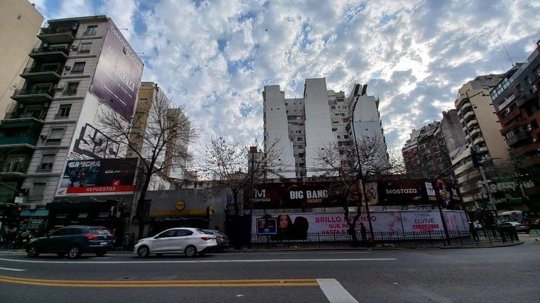 Un terreno ubicado en una de las esquinas más representativas del barrio de Balvanera saldrá a subasta el próximo 1° de agosto a las 12.