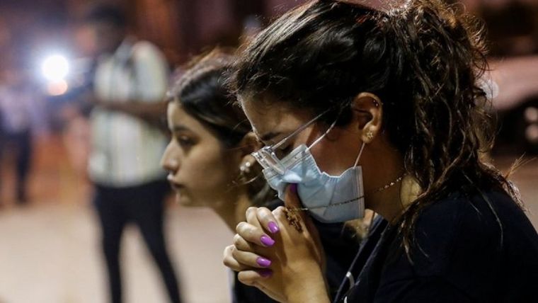 Las labores de rescate continúan sin descanso tras el colapso parcial de un edificio en Surfside, Florida. Foto: REUTERS