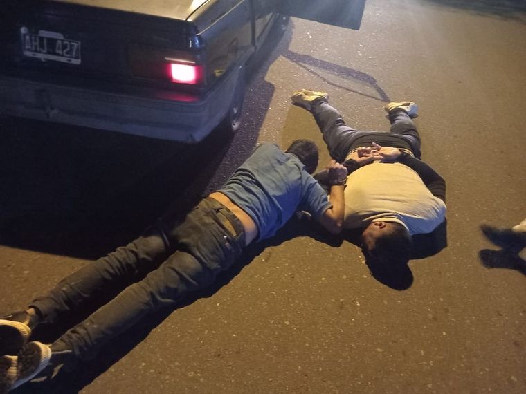 Los detenidos esposados junto al Renault 9, también, incautado durante el operativo. Foto: Prensa Gobierno de Mendoza