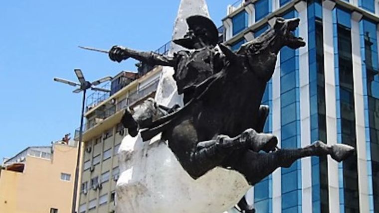 La actriz vio la estatua de Don Quijote en la 9 de Julio. La actriz vio la estatua de Don Quijote en la 9 de Julio.