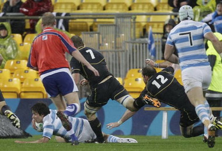 González ya cerró su obra de arte y apoya el try del triunfo. Foto: Clarin.com