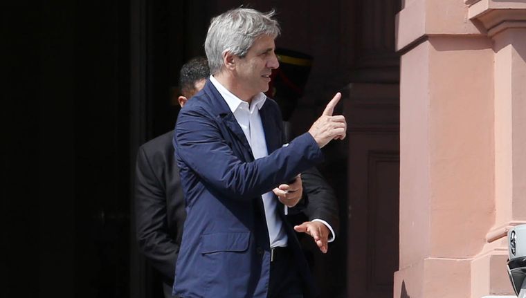 Luis Caputo será citado por el Congreso para explicar el alcance del DNU 70/23. Foto: NA