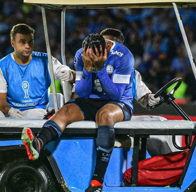 El goleador estará entre seis y ocho meses alejado de las canchas.