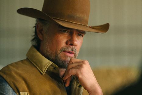 La serie de Netflix se sitúa en un pequeño pueblo de Texas, donde tres dinastías ganaderas se enfrentan por sus tierras, su legado y las personas que quieren. La serie de Netflix se sitúa en un pequeño pueblo de Texas, donde tres dinastías ganaderas se enfrentan por sus tierras, su legado y las personas que quieren.