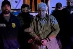 Caro Quintero custodiado por agentes del FBI a su llegada al aeropuerto der Nueva York tras ser extraditado. Foto: BBC