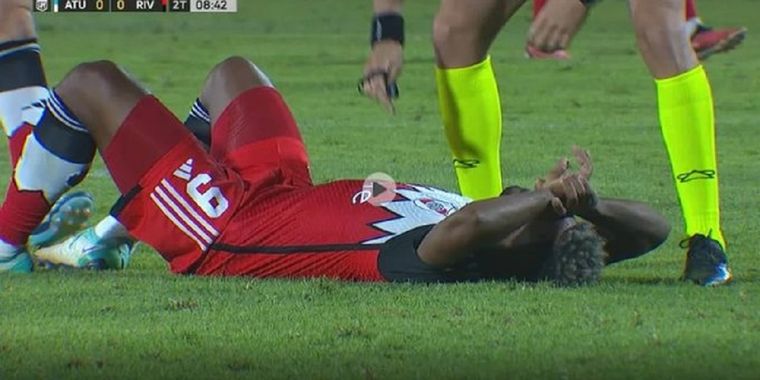 El goleador se retiró del campo a poco de iniciado el complemento.