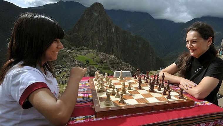 Deysi Cori, a la izquierda; se enfrentó en 2010 con solo 16 años a la campeona mundial femenina, la rusa, Alexandra Kosteniuk (derecha). Foto: GETTY IMAGES