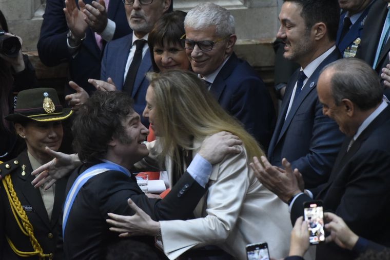 El saludo entre los hermanos Milei, que llegaron juntos al Congreso, cuando el ingresó al recinto. Foto: Juan Mateo Aberastain/MDZ