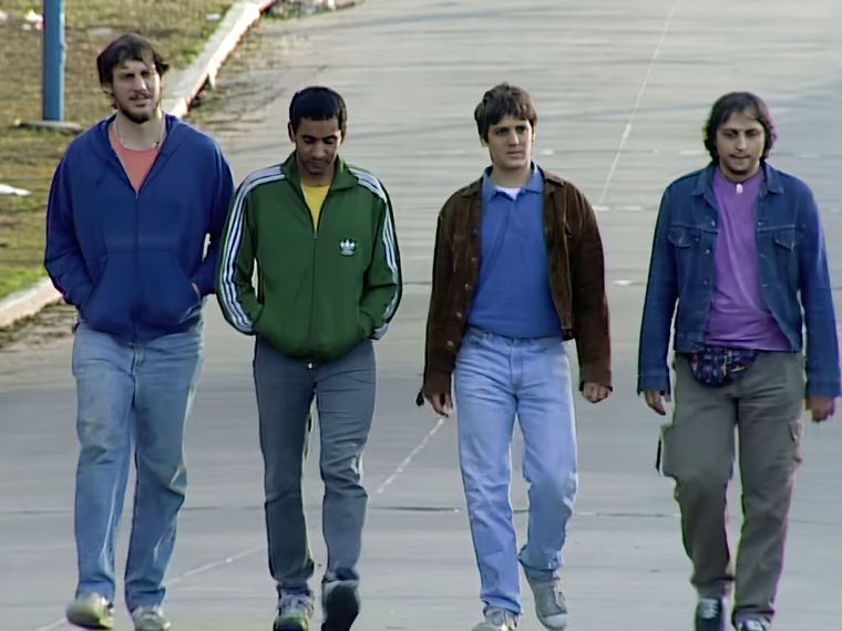 Veinticinco años después del estreno de la serie, los actores de Okupas lucen irreconocibles. Foto: Captura Okupas.