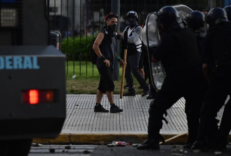 Desde las fuerzas de seguridad confirmaron que son 13 los detenidos por los incidentes en las inmediaciones del Congreso Foto: EFE