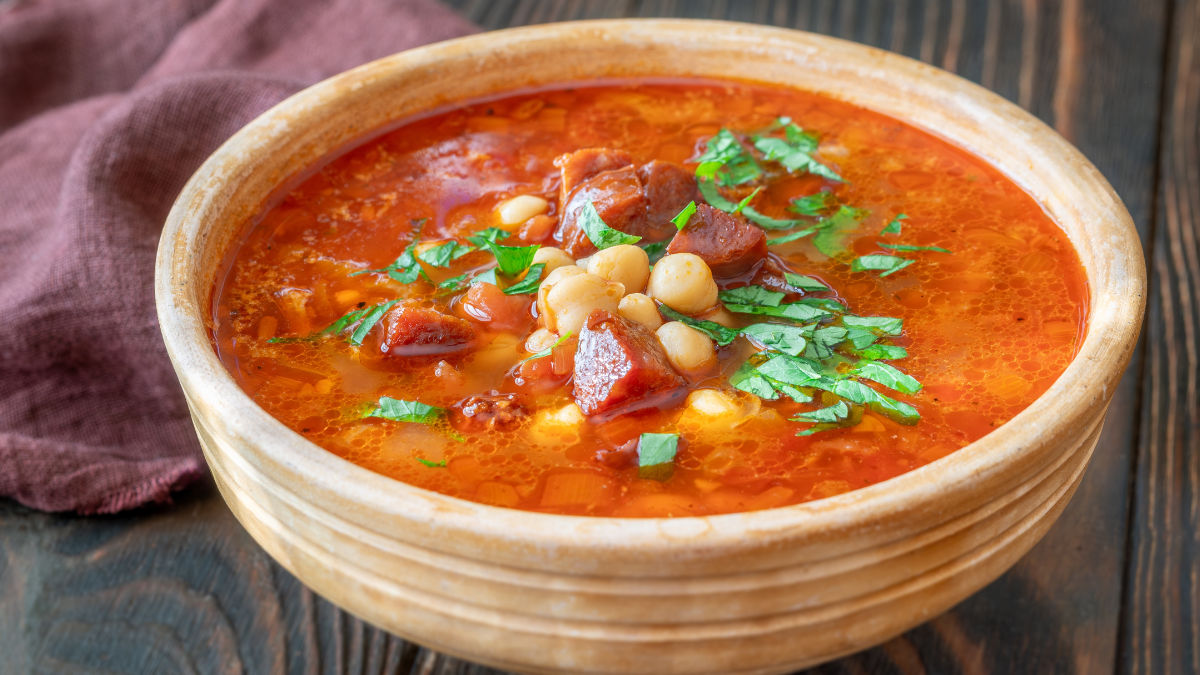 Receta de garbanzos con chorizos: un guiso tradicional para días frescos