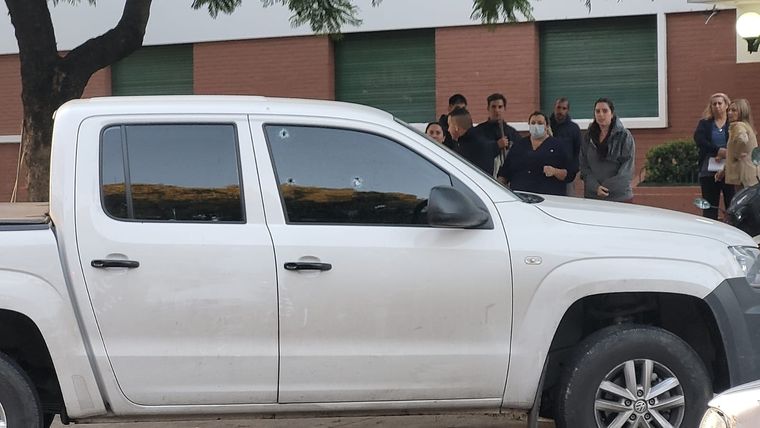 Así quedó la camioneta tras el ataque Foto: Twitter: @Cadena3_Rosario