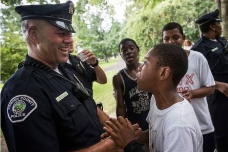 Peligrosa ciudad de EEUU disolvió su policía y así bajó el crimen