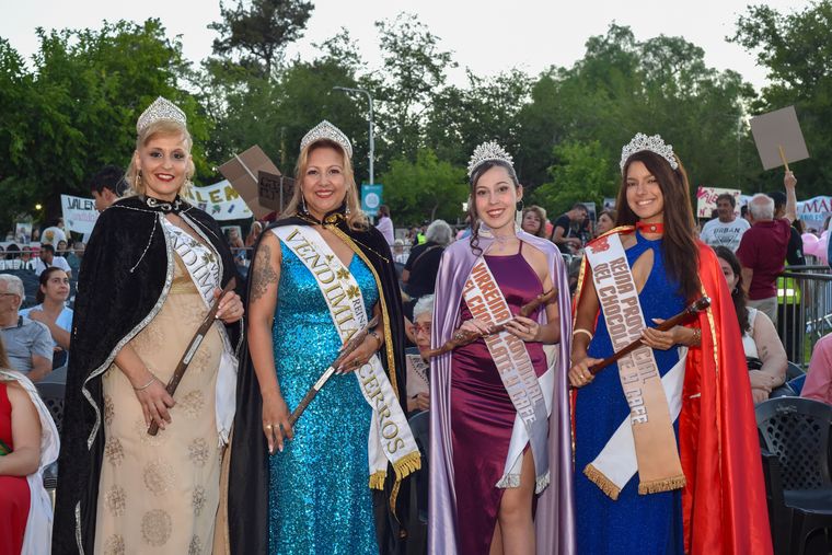 Paola Sosa, virreina provincial Vendimia de los Cerros, Noelia Poblete, reina provincial de los Cerros, Priscila Bensich, virreina provincial del chocolate y el café, Agustina Belén Lucero, reina provincial del chocolate y el Café. Paola Sosa, virreina provincial Vendimia de los Cerros, Noelia Poblete, reina provincial de los Cerros, Priscila Bensich, virreina provincial del chocolate y el café, Agustina Belén Lucero, reina provincial del chocolate y el Café.