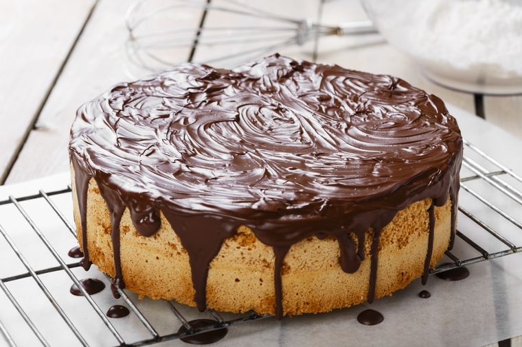 Siempre es una buena idea terminar tu bizcocho con un buen baño de chocolate Foto: Shutterstock