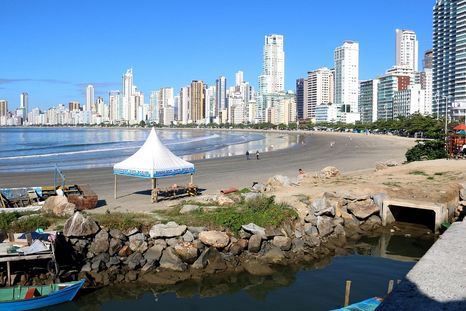 El verano en Brasil expone problemas de contaminación en playas muy visitadas. El verano en Brasil expone problemas de contaminación en playas muy visitadas.