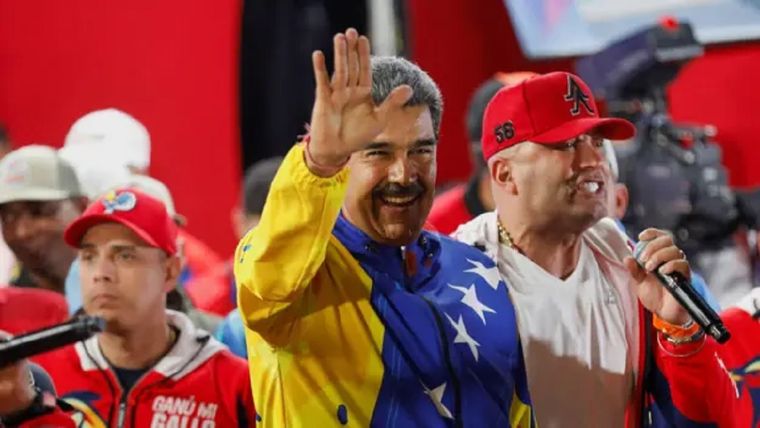 El presidente de Venezuela, Nicolás Maduro, celebra la victoria de su tercer mandato en las elecciones presidenciales, en Caracas, Venezuela. Foto: Reuters
