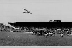 Avio´n piloteado por activistas sobrevuela sobre el estadio del ultimo test match de la gira Foto: Staff Photographer Avio´n piloteado por activistas sobrevuela sobre el estadio del ultimo test match de la gira Foto: Staff Photographer
