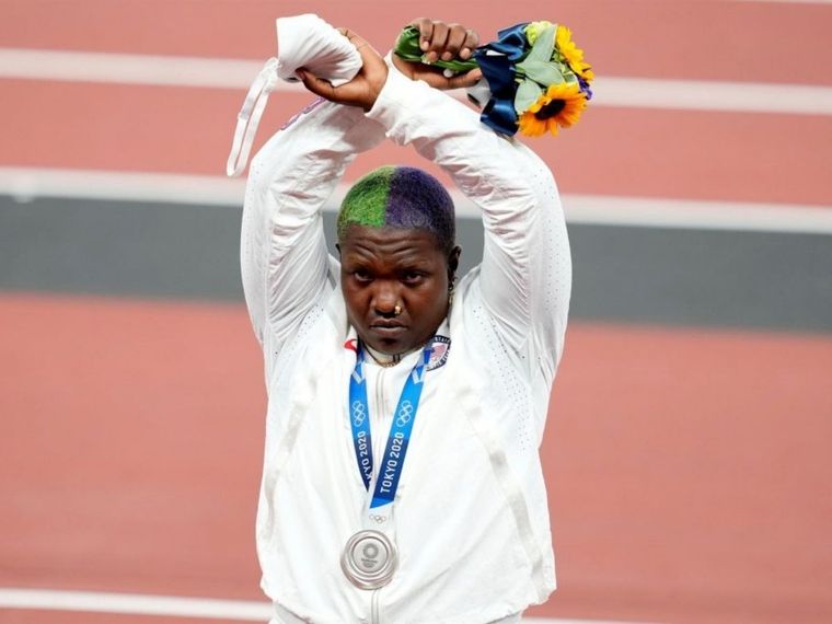 Saunders realizó un gesto en forma de cruz para manifestarse Foto: EFE