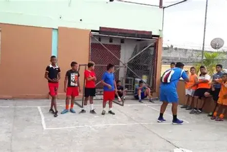 Para muchas familias, los clubes de barrio también representan un ámbito de contención después de la escuela. Para muchas familias, los clubes de barrio también representan un ámbito de contención después de la escuela.