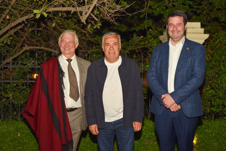 El gobernador Alfredo Cornejo fue uno de los invitados especiales a la Fiesta de España en Club Tapiz. Mirá todas las fotos al final de la nota.