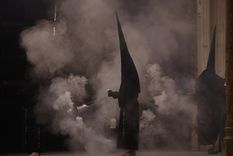 Un cofrade de Córdoba entre el incienso de la Mezquita-Catedral, símbolo de toda la historia de España en la Semana Santa.