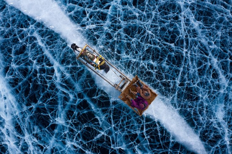 Ganador categoría Personas, Tierra congelada de Alessandra Meniconzi Foto: https://droneawards.photo/