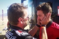 Daniel Nosiglia junto a su padre, Walter, luego de abandonar la carrera.