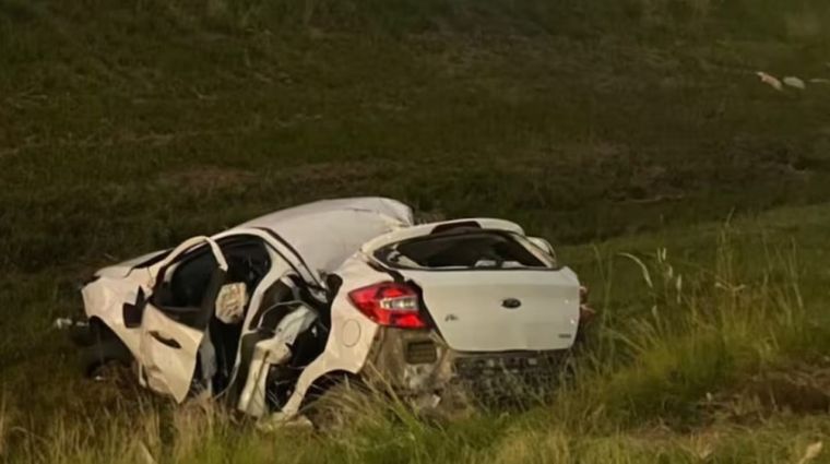 Los restos del Ford Ka, totalmente destrozado tras el impacto y vuelco en la Circunvalación de Córdoba. Foto: Policía de Córdoba