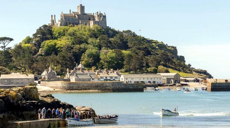 El castillo, en su isla.