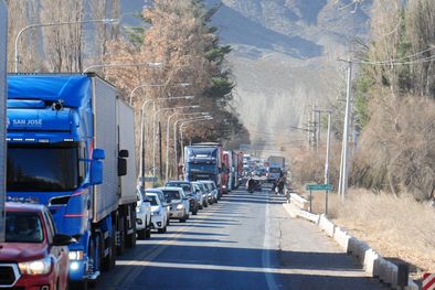 MDZol | La fila de vehículos durante la mañana y mediodía era de varios kilómetros Foto: Alfredo Ponce/MDZ