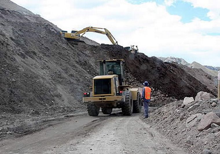 Una máquina vial repasando el camino hacia el Pehuenche, del lado argentino.
