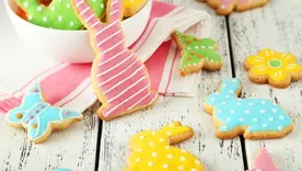 Aunque la preparación del glaceado parece sencilla, lograr la textura y el acabado adecuados requiere técnica y precisión.