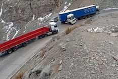 El camión quedó en posición de tijera en la ruta 7. El camión quedó en posición de tijera en la ruta 7.