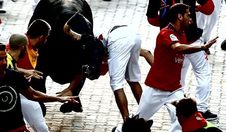 San Fermín toros Momento de la herida en la fiesta San Fermín 2023. Foto: Efe.