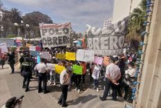 Militantes de Polo Obrero protestan frente a la Casa de Gobierno de Tucumán Foto: Facebook Polo Obrero Tucumán