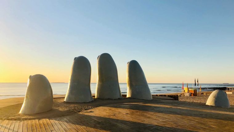 Punta del Este es uno de los destinos de playa favoritos de los argentinos. Foto: Intriper  .  https://cdn1.intriper.com/wp-content/uploads/2021/06/28085529/jared-schwitzke-Y_J9VezlMPc-unsplash-2-1.jpg