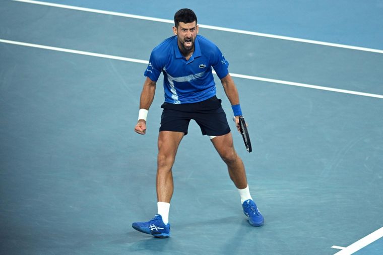 Djokovic sigue con vida y va por su 11º título en el Australian Open. Foto: EFE