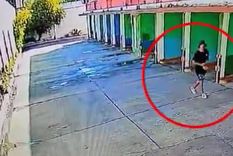 Las cámaras de seguridad captaron el momento en que el femicida huyó por un estacionamiento Foto: Captura de video
