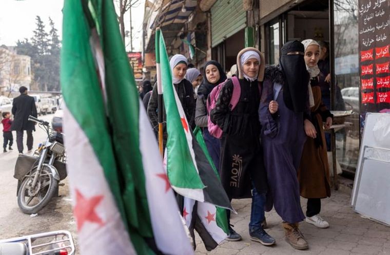 Las banderas sirias de la oposición son omnipresentes en Idlib. Foto: Reuters