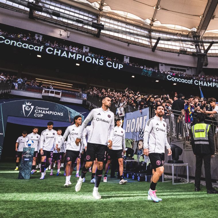 El furor por Lionel Messi cuando Inter Miami saltó al campo de juego de Vancouver Whitecaps. Foto: @InterMiamiCF