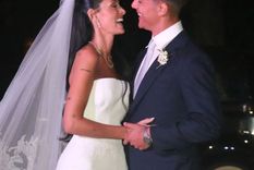La pareja de recién casados terminó su boda con looks modernos y cómodos Foto: Movil Press
