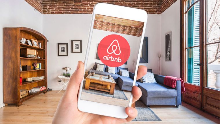 Airbnb entre las plataformas más recomendadas para buscar alojamiento temporario.