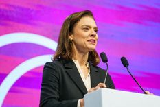La encargada de negocios de la Embajada de los Estados Unidos en Argentina, Abigail Dressel, en la Amcham Summit 2025. Foto: X (@AmChamArgentina)