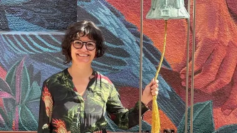 Tatiana Andia decidió tomarse su cáncer como una oportunidad de celebrar la vida y el duelo acompañada de su gente querida. Foto: BBC