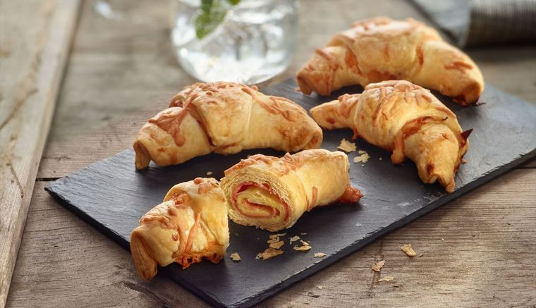 Admira estas croissants de jamón cocido y queso crujientes y suaves por dentro ¡son lo mejor de lo mejor!