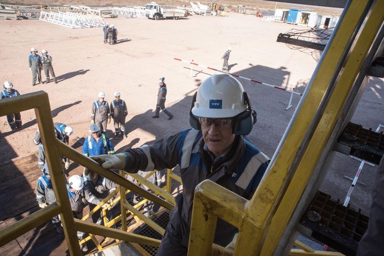 Rodolfo Suarez subiendo a una de las torres en el yacimiento Loma Campana, uno de los proyectos para explotar Vaca Muerta. Foto: Gentileza