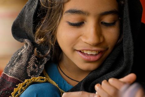 "Los demás niños no juegan conmigo desde que me infectaron con VIH", dice Asma. El estigma puede hacerles la vida difícil a quienes están contagiados. "Los demás niños no juegan conmigo desde que me infectaron con VIH", dice Asma. El estigma puede hacerles la vida difícil a quienes están contagiados.